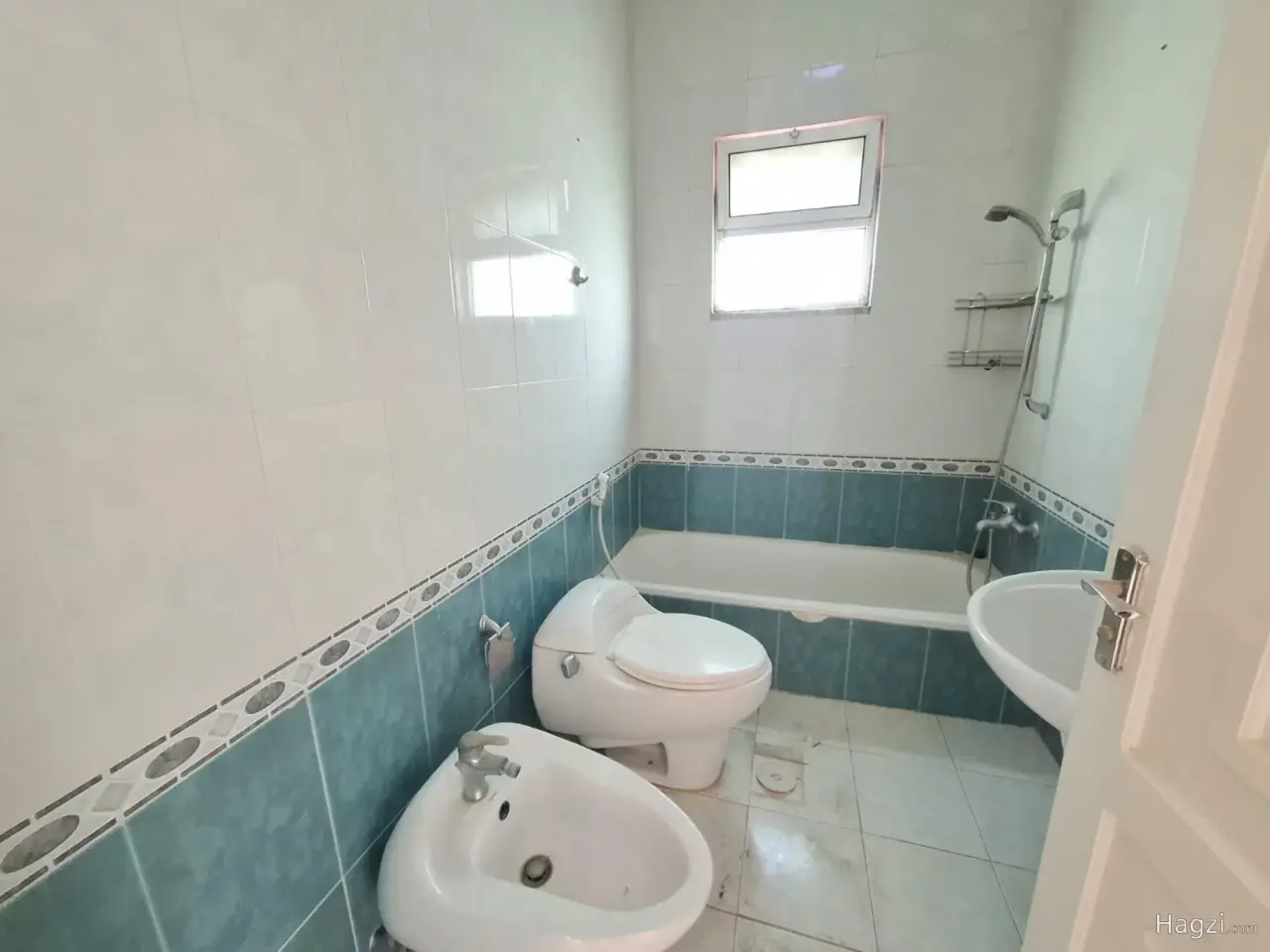 Photograph 2 of 12