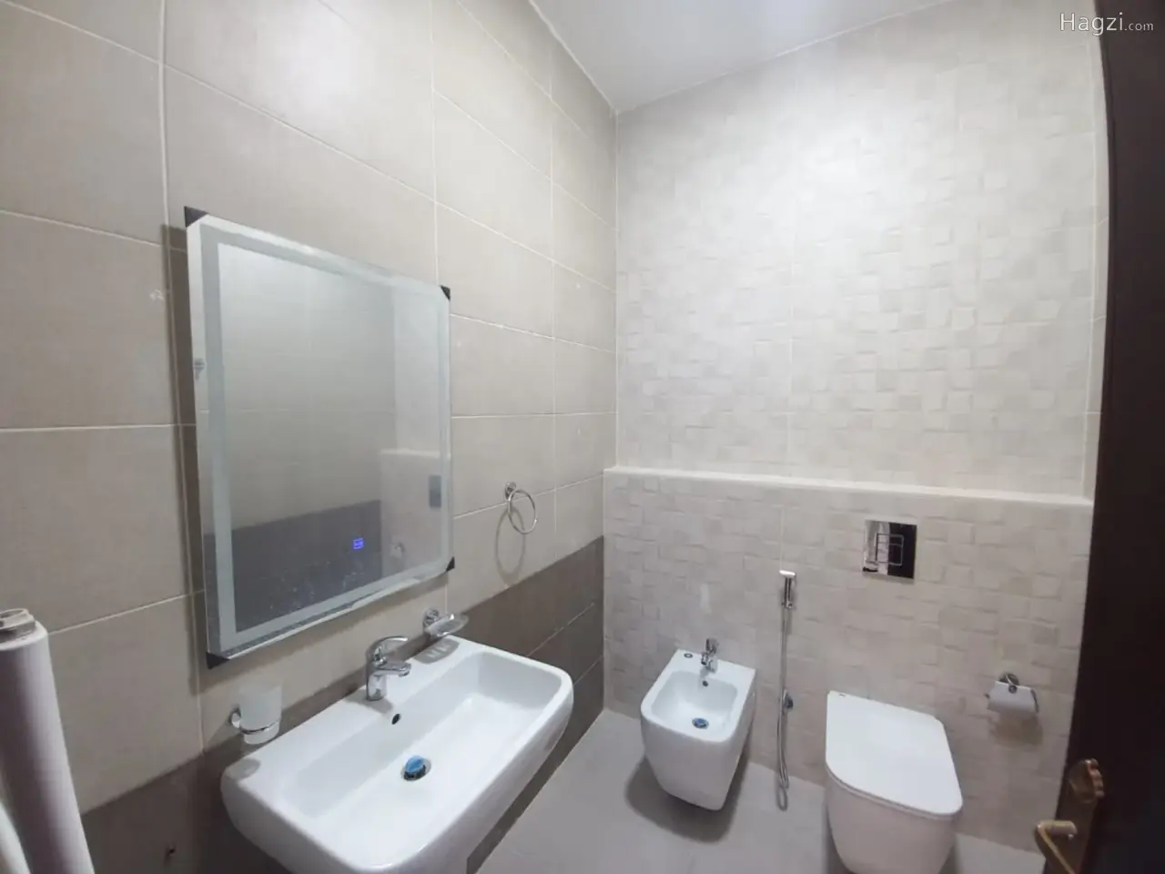 3-bedroom unfurnished roof for rent #294