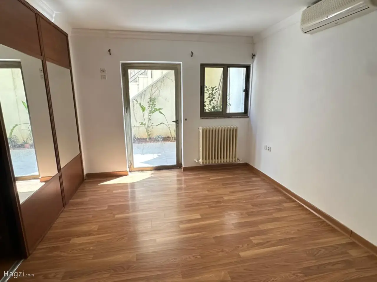 Photograph 10 of 12
