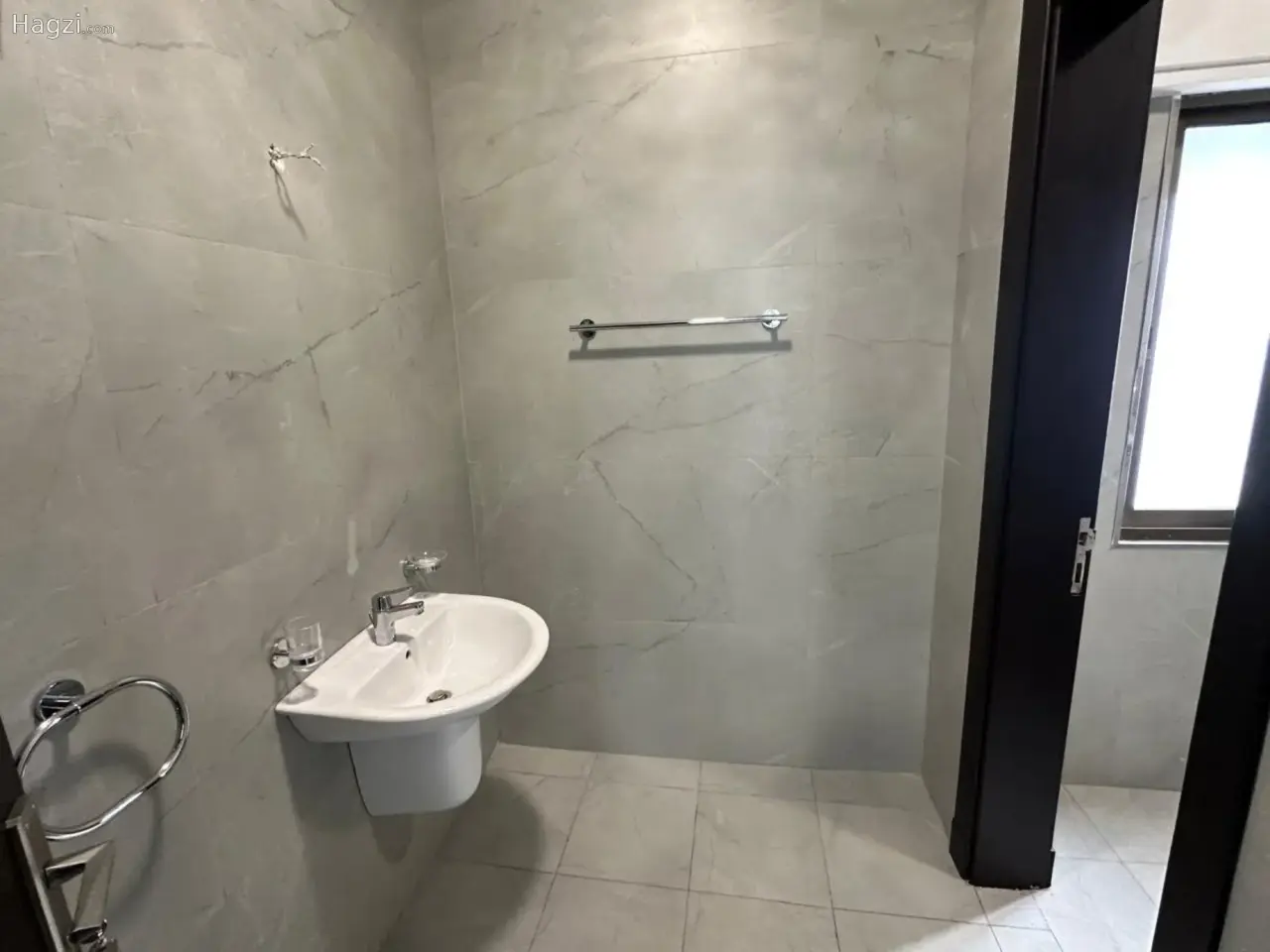 Photograph 10 of 12