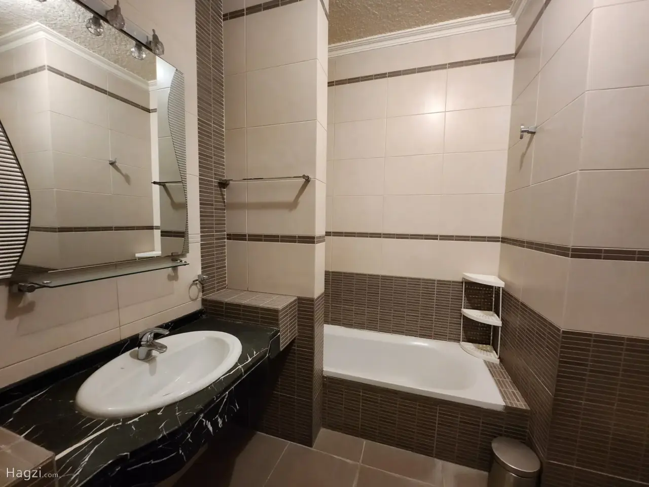 Photograph 4 of 12