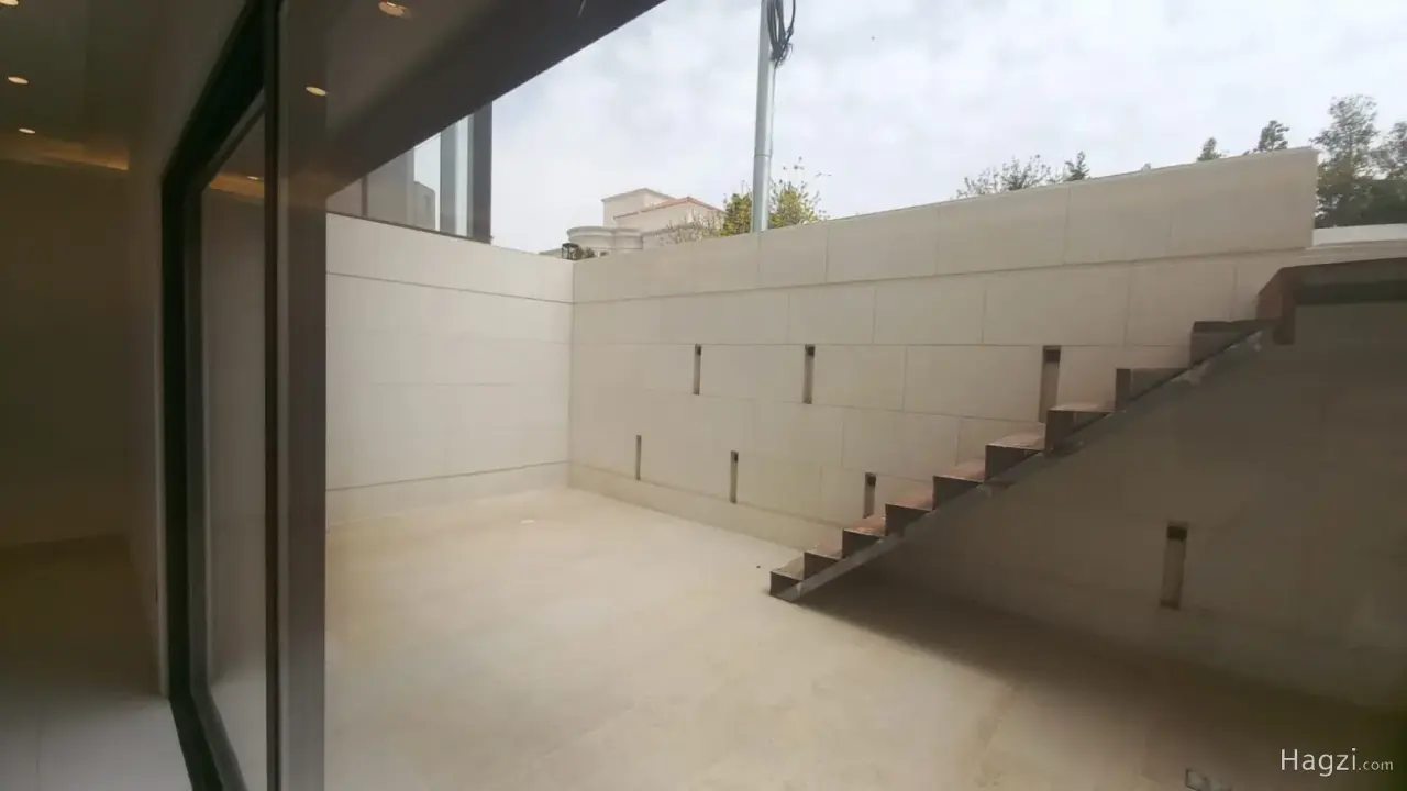 Photograph 3 of 12