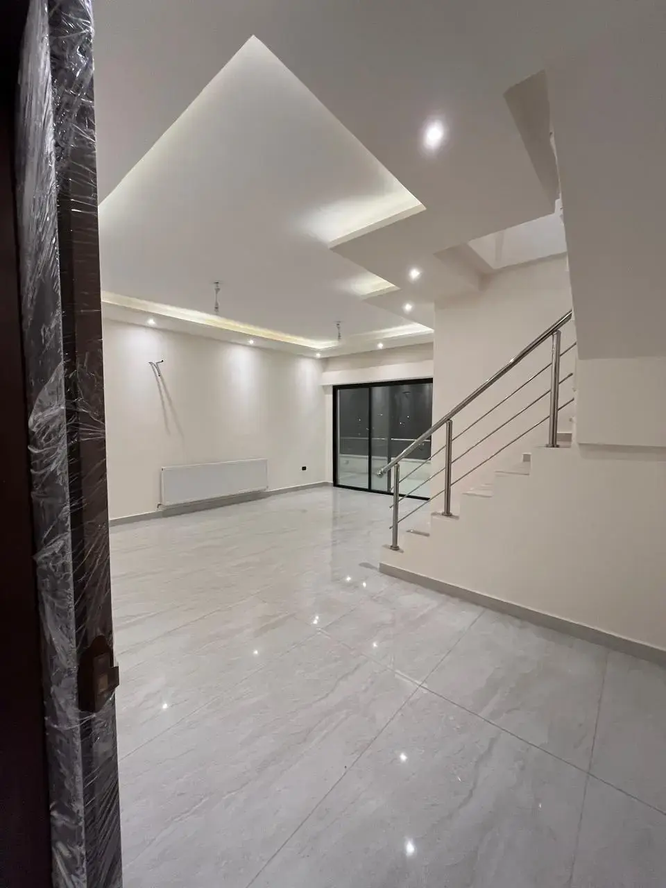 New top-floor apartment with roof terrace and open view, Al Jubayha, 305 m²