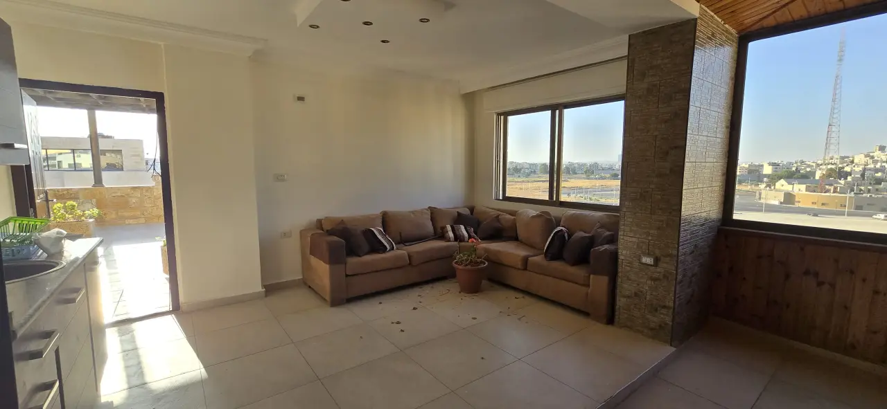 Al Bnayyat third-floor apartment with 120 m² roof, roof kitchen, BBQ area and Amman view