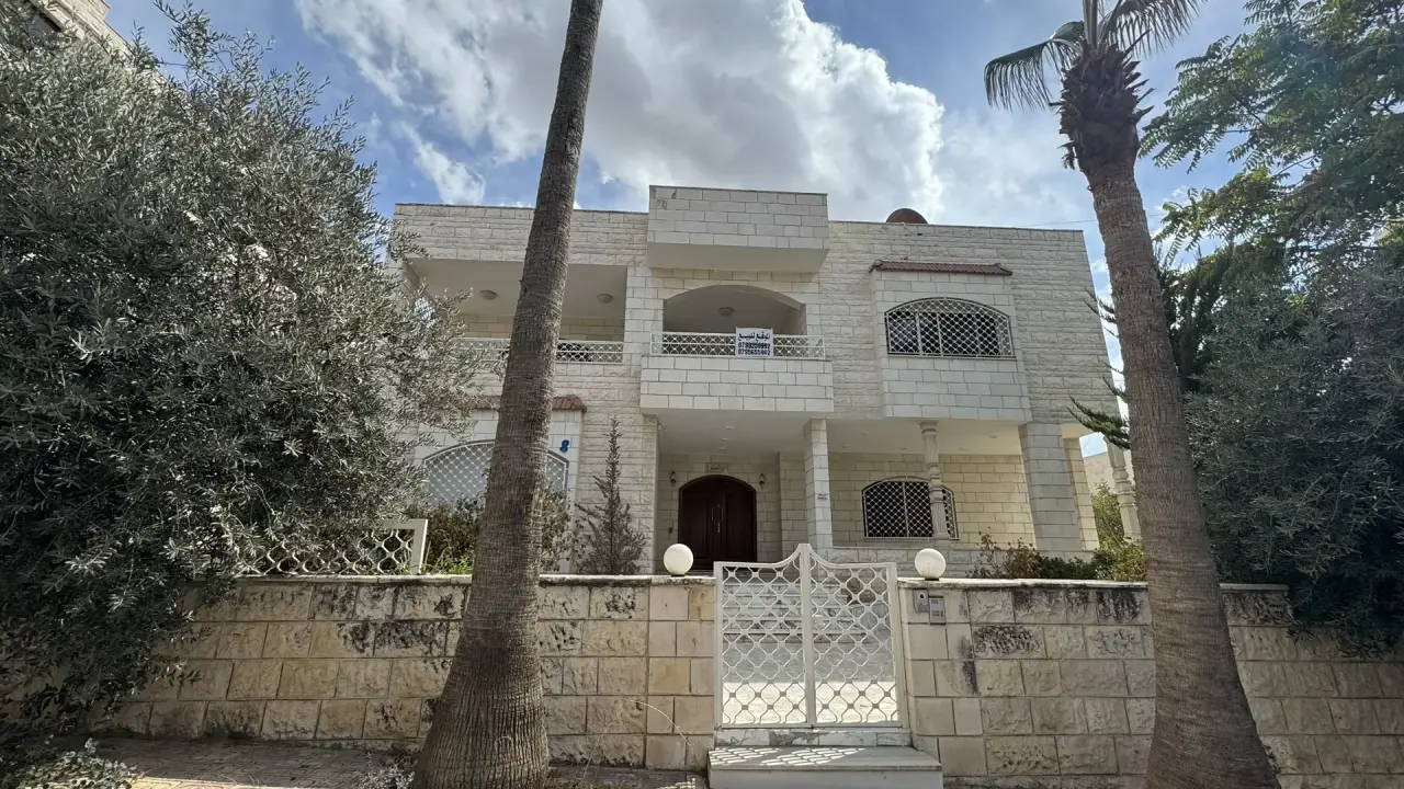 في الجبيهة فيلا مستقلة 950 م² مع حديقة، 8 غرف نوم على أرض 964 م² للبيع