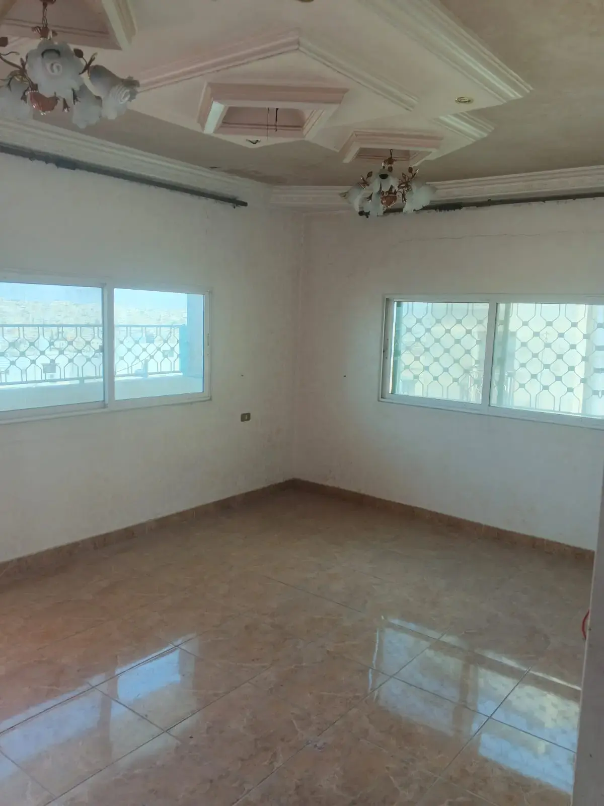 200 m² full-floor apartment for rent in Al Zawahra, 3 bedrooms and two balconies