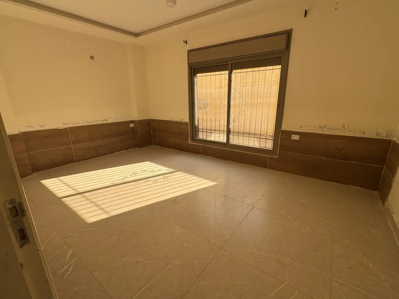Ground-floor 137 m² apartment with yard and 40 m² storeroom, Al Rahebat Al Wardiah