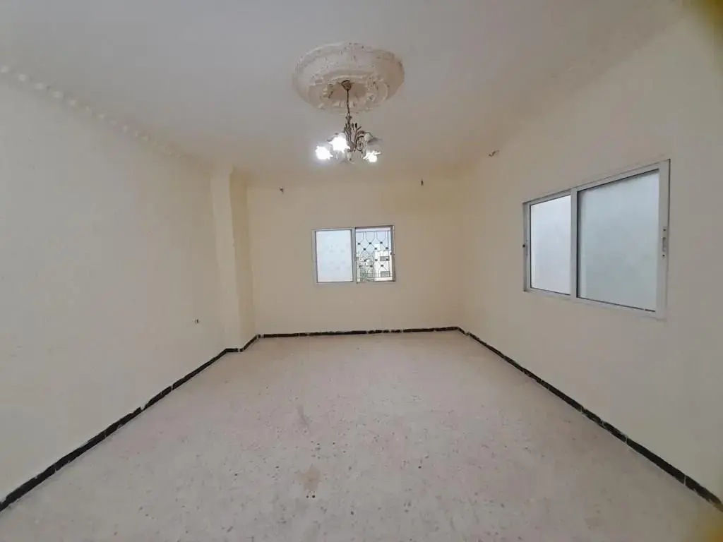 By owner: 140 m² flat in good condition in Hay Al Matla', Al Barha