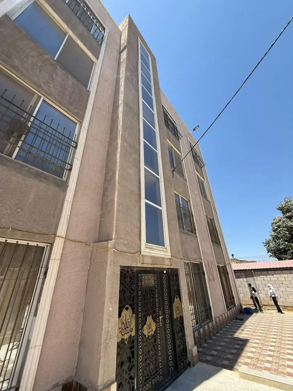125 m² 3-bedroom apartment in Bait Ras next to Al Muhajireen mosque