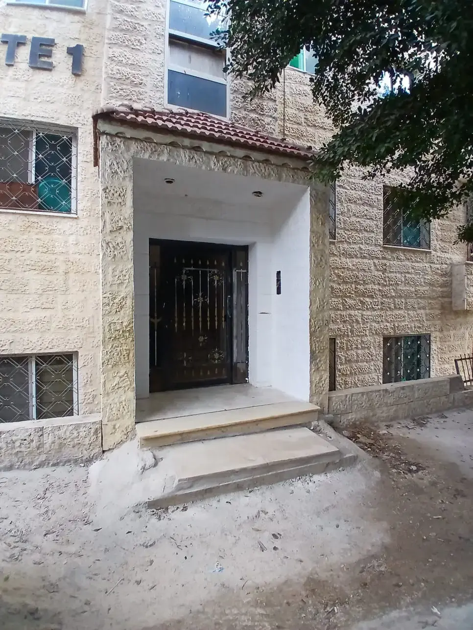Unfurnished 4-room apartment with private lift on University Street, opposite Nuh Al Qudah Mosque