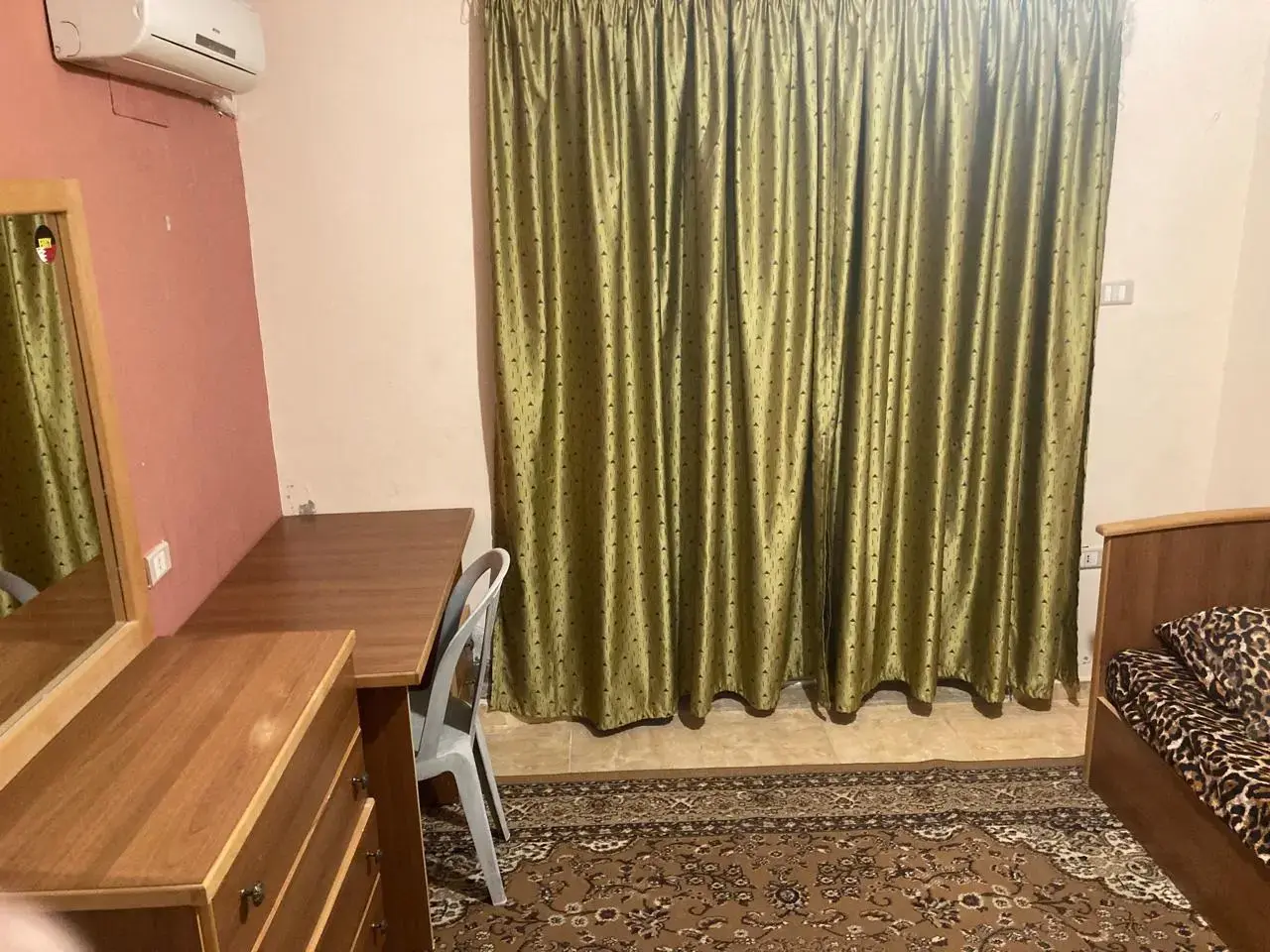 University Street student flat, furnished, 2 master bedrooms with own balcony and bath