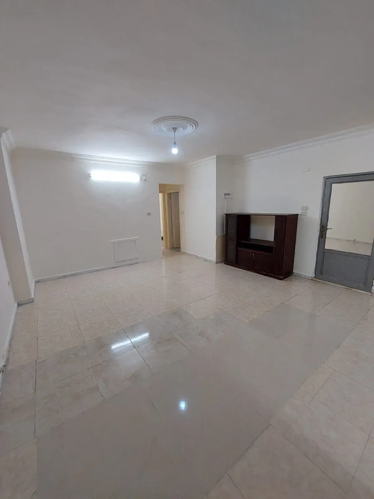 Between Al Qubeh Circle and University Street: unfurnished 85 m² 2-bedroom flat