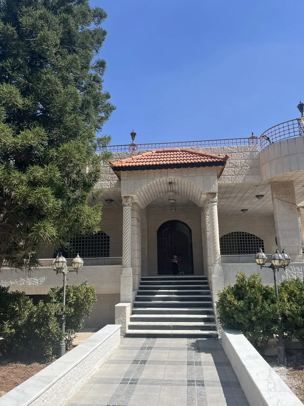 Yearly rent: detached villa on an 800 m² plot beside Al Zahraa Park, Al Hay Al Sharqy