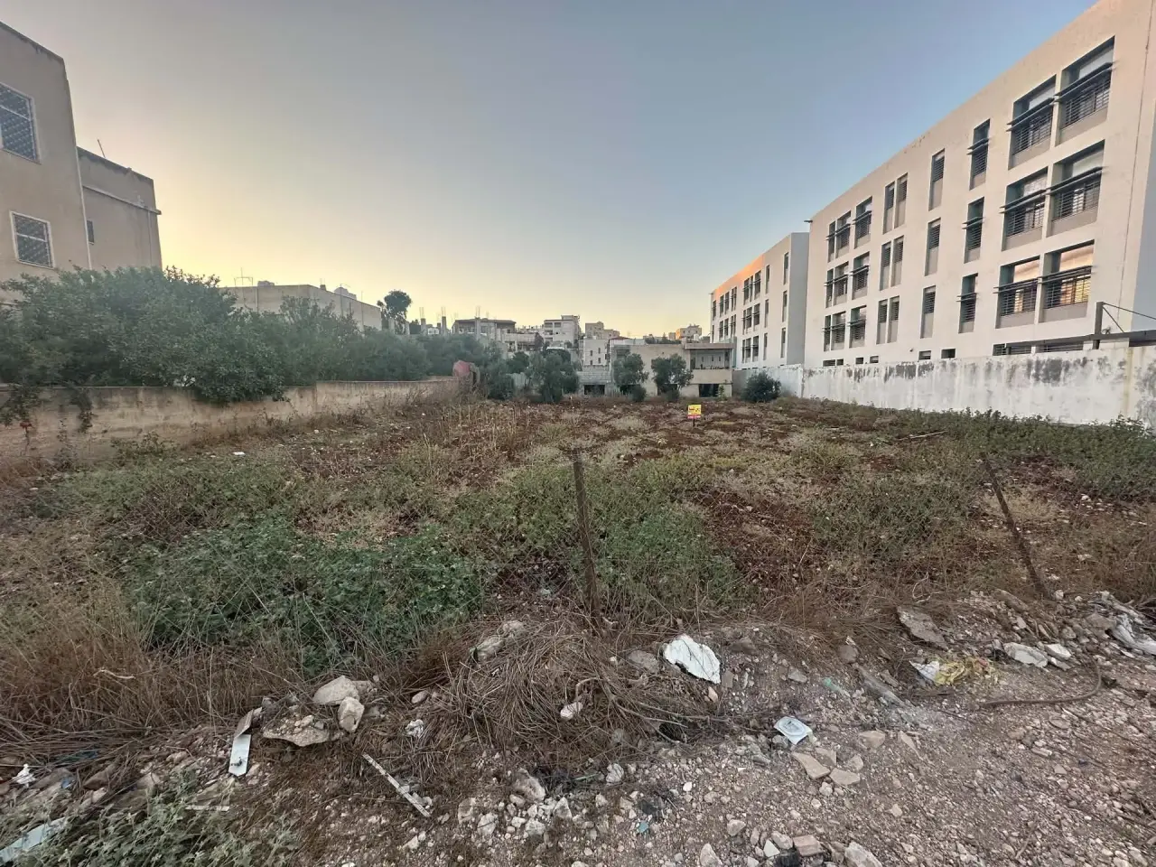 أرض سكنية 935 م² في حكما بإربد محاطة بالمباني والشوارع
