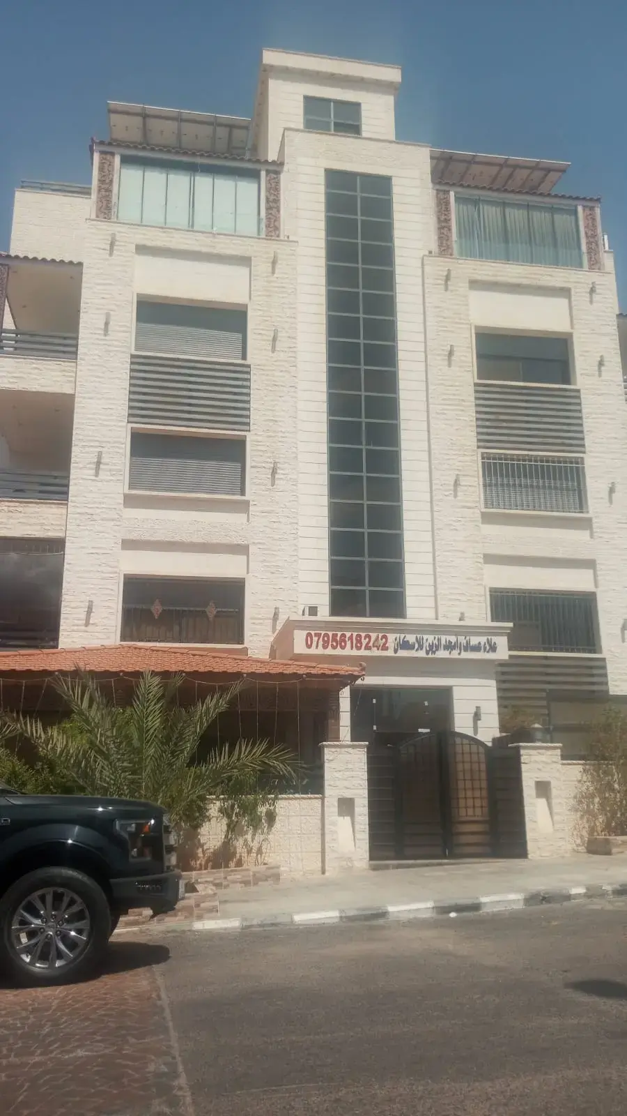 Furnished sea-view apartment for sale in Al Sakaneyeh 5, currently rented at 450 JOD a month