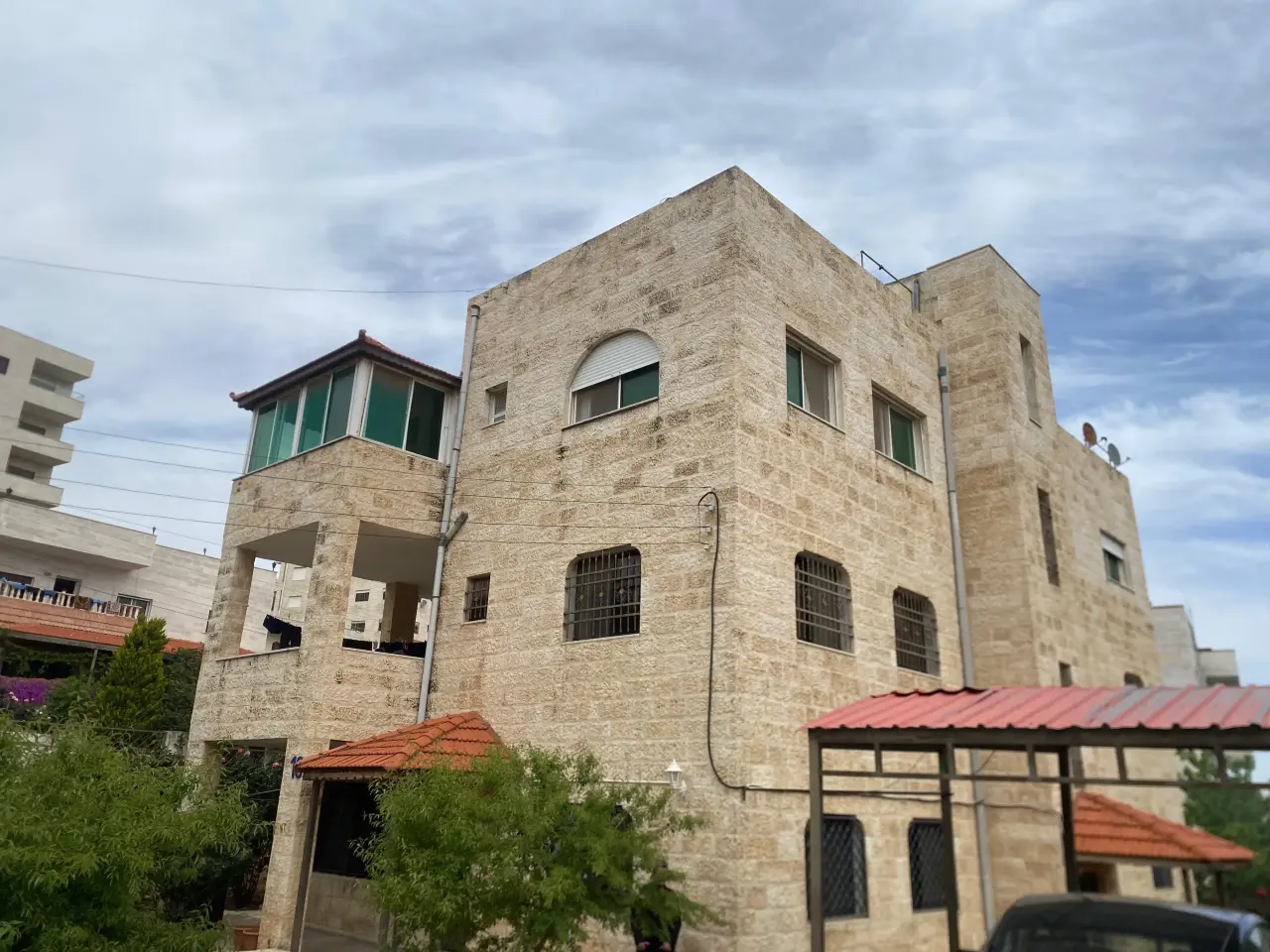 إسكان المهندسين بالسلط: شقة طابقية 200 م² بمدخلين للبيع