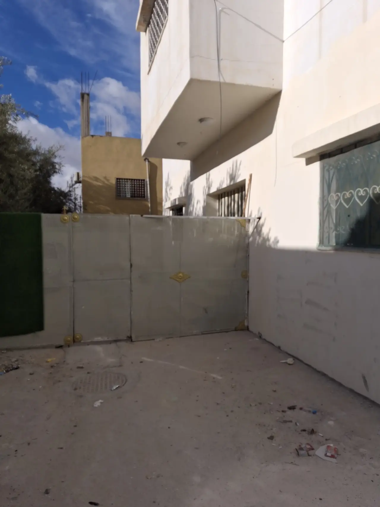 Ground-floor apartment with private entrance and parking for rent in central Madaba