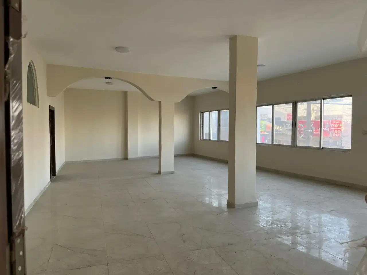 Two entrances, fully renovated: 155 m² flat in central Soof market
