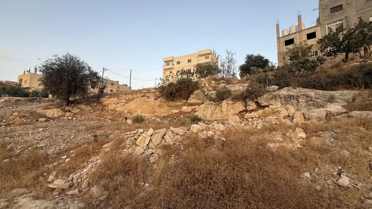 Near Jerash Mall, 776 m² building plot on three streets with sewer connected