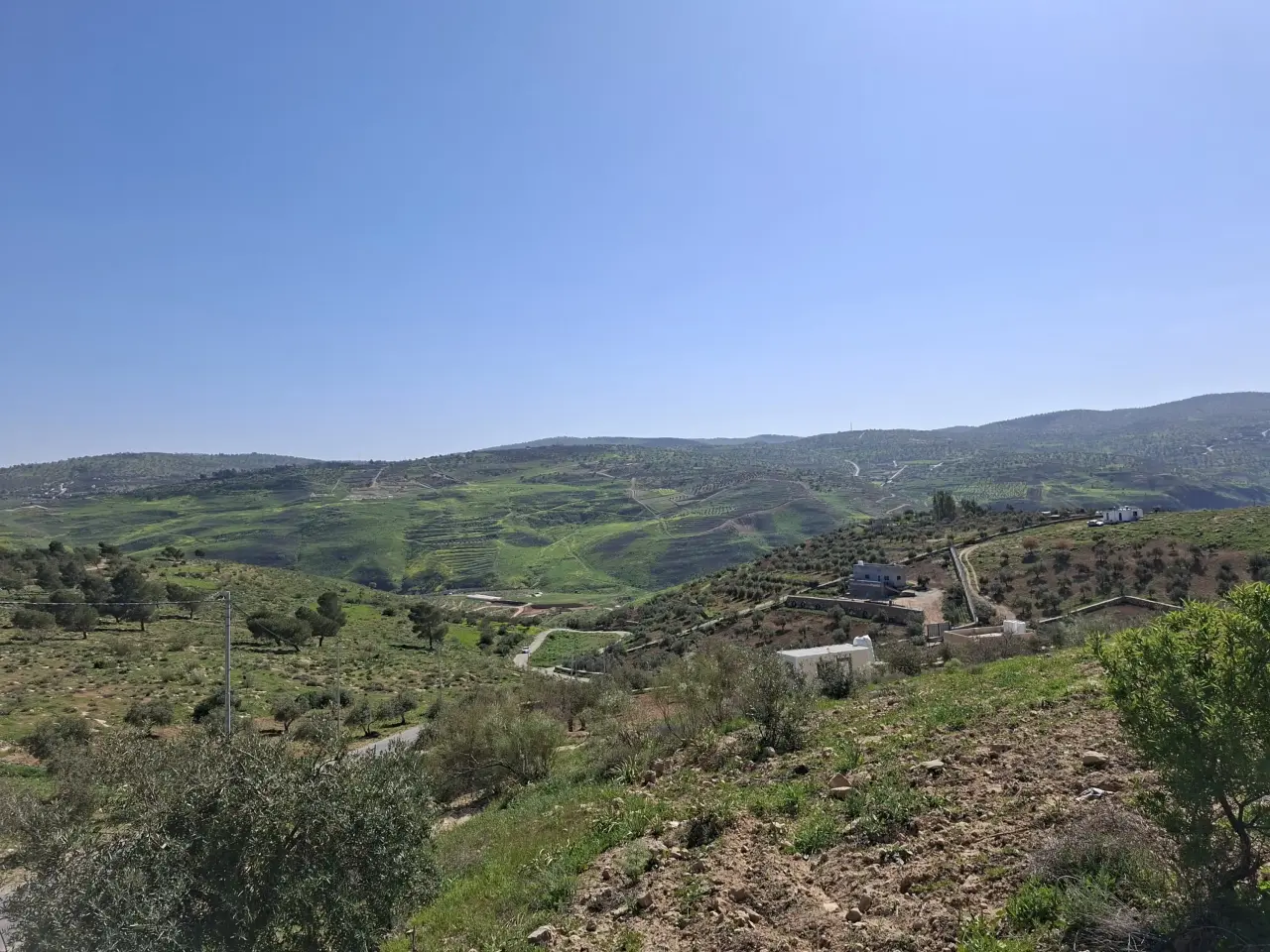 بمنطقة مزارع وشاليهات في الكفير بجرش، أرض 1,700 م² بإطلالة جميلة