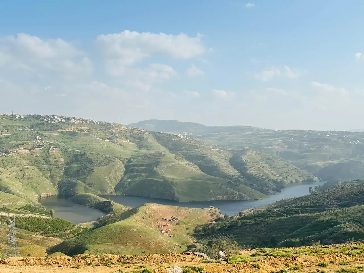 أرض مستوية 3,150 م² مطلة على سد الملك طلال للبيع في المجدل بجرش