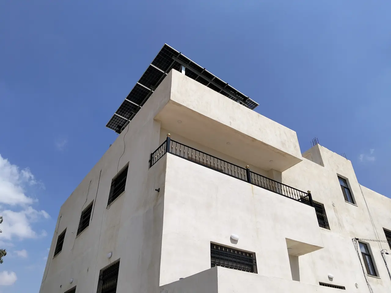 Furnished 120 m² four-bedroom first-floor apartment with roof rights for sale in I'bbeen, Ajloun