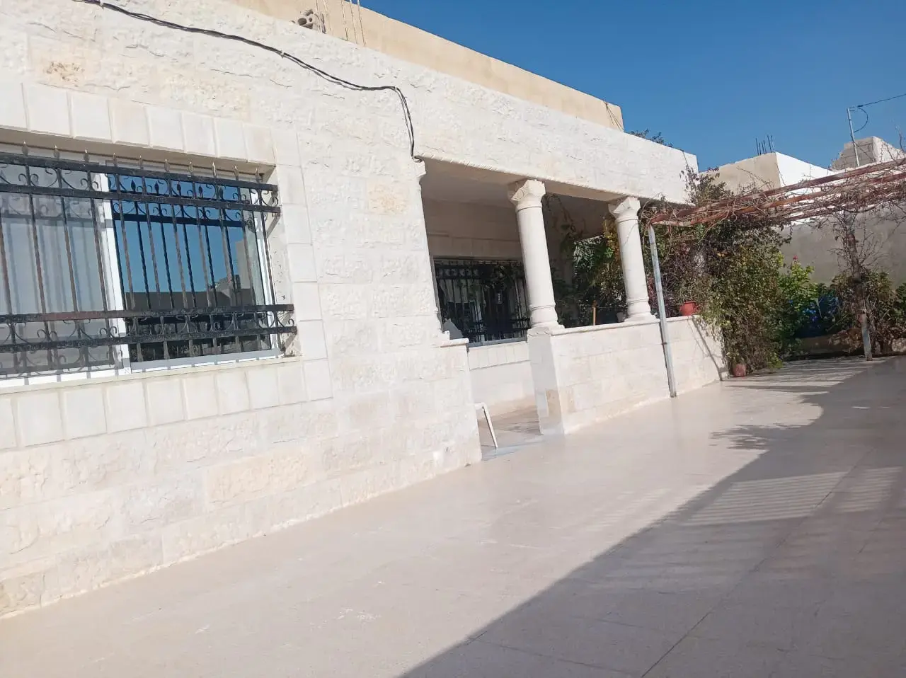 Standalone 3-bedroom house on a 350 m² plot for sale in Mafraq, negotiable price
