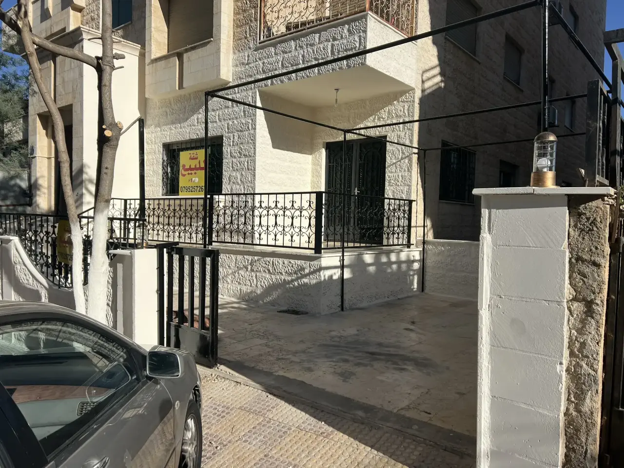 مجددة بالكامل في المدينة الرياضية، شقة أرضية 3 غرف نوم مع كراج وترس
