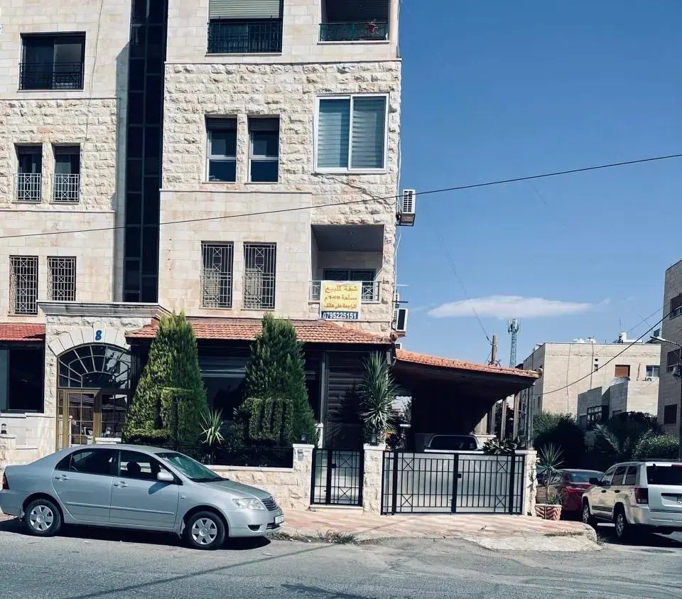 على شارعين قرب مجمع الأعمال: شقة طابق أول 149 م² للبيع في الجندويل