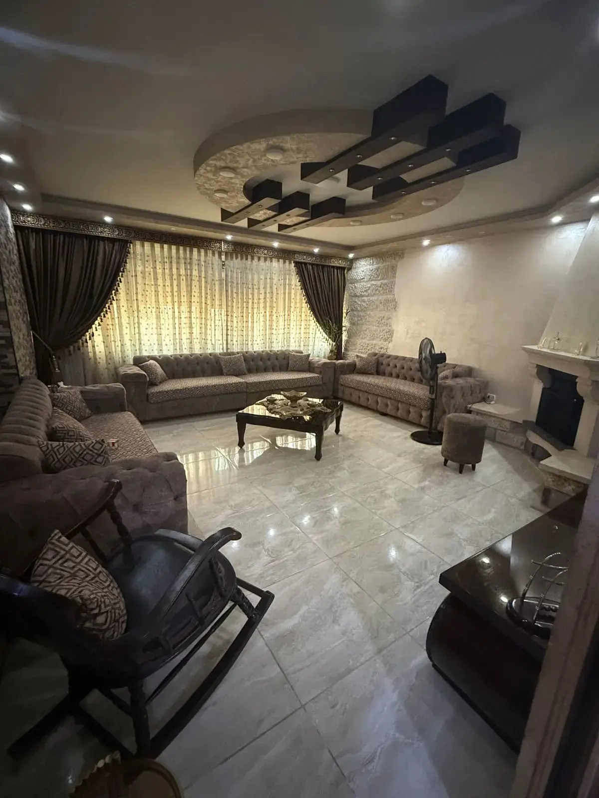 Top-floor renovated flat in Al Qweismeh, 189 m² with fireplace and private garage