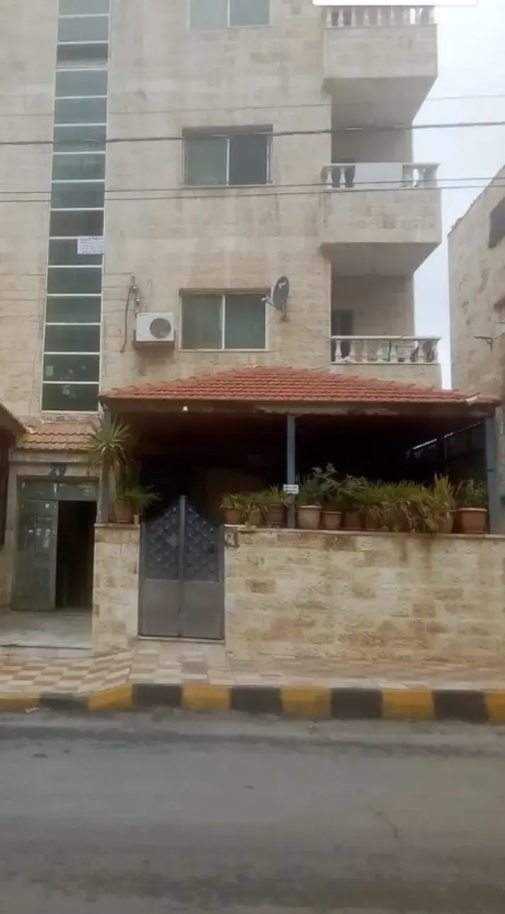 قرب مطار ماركا شقة مفروشة 140 م² طابق أول بثلاث غرف نوم للبيع