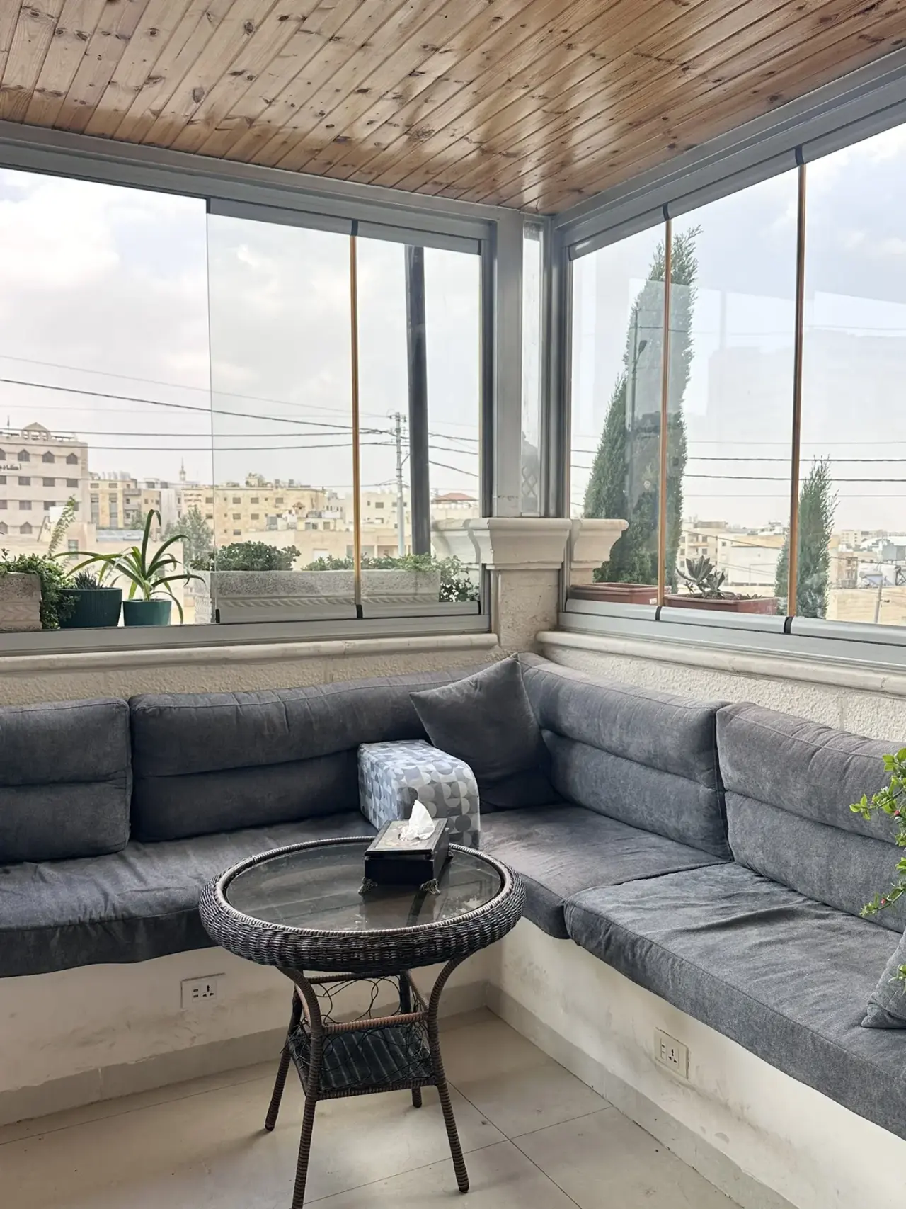 Ground-floor 170 m² apartment with private entrance and glazed terrace in Umm Zuwaytinah