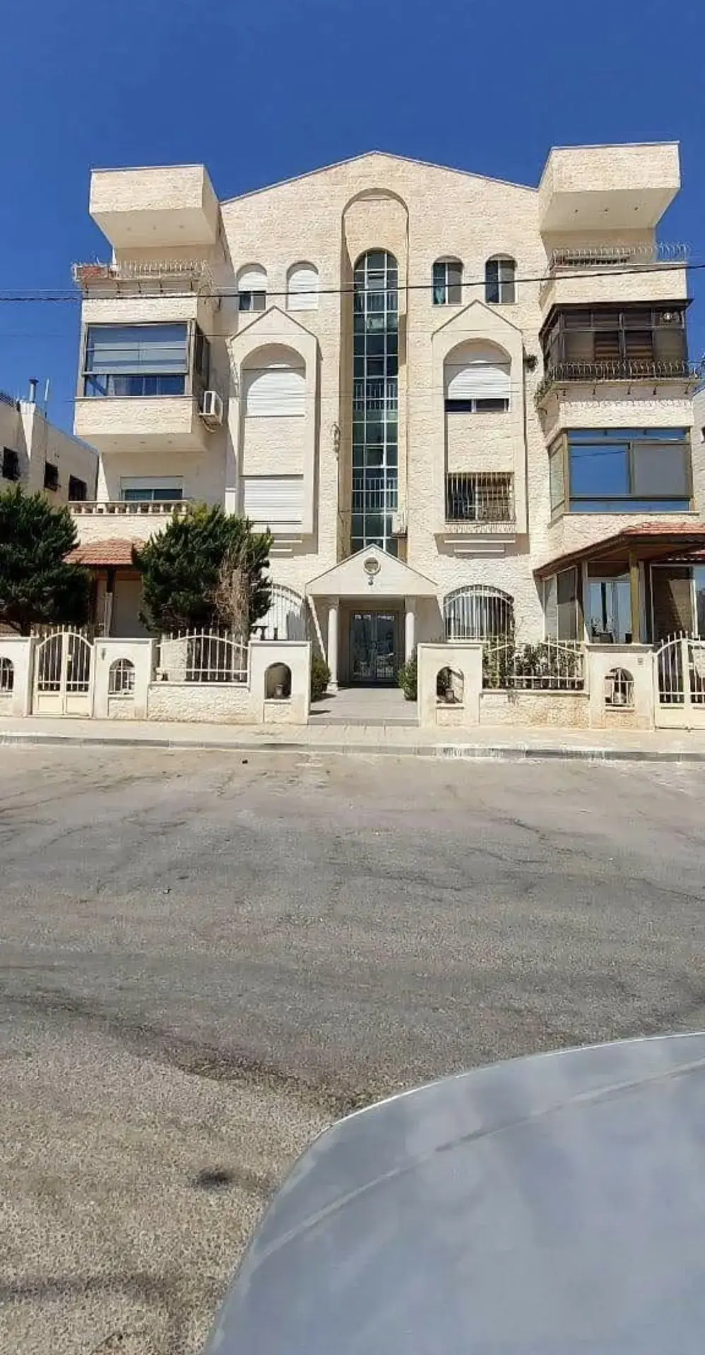 Opposite Al Ahli Club in Al Rawnaq, 170 m² third-floor flat with 3 bedrooms