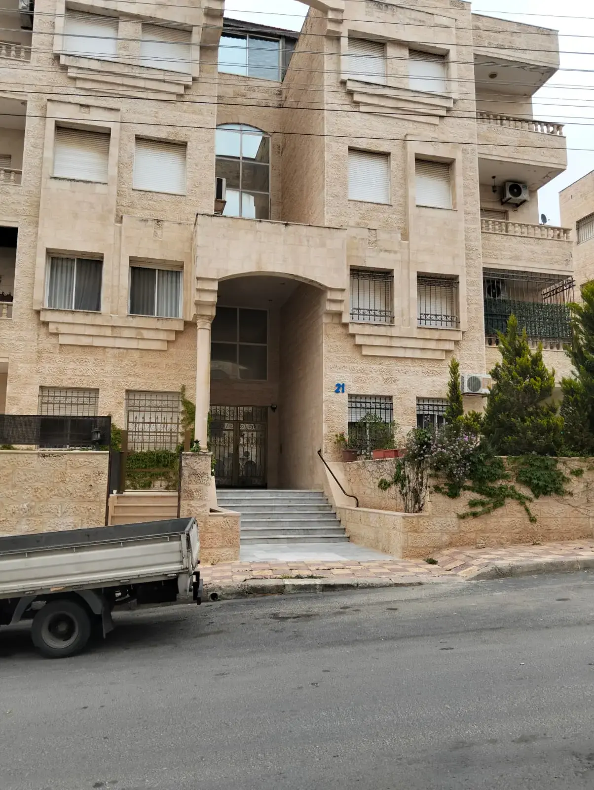 Quiet building in Al Kamaliya, close to services: 144 m² second-floor flat for sale