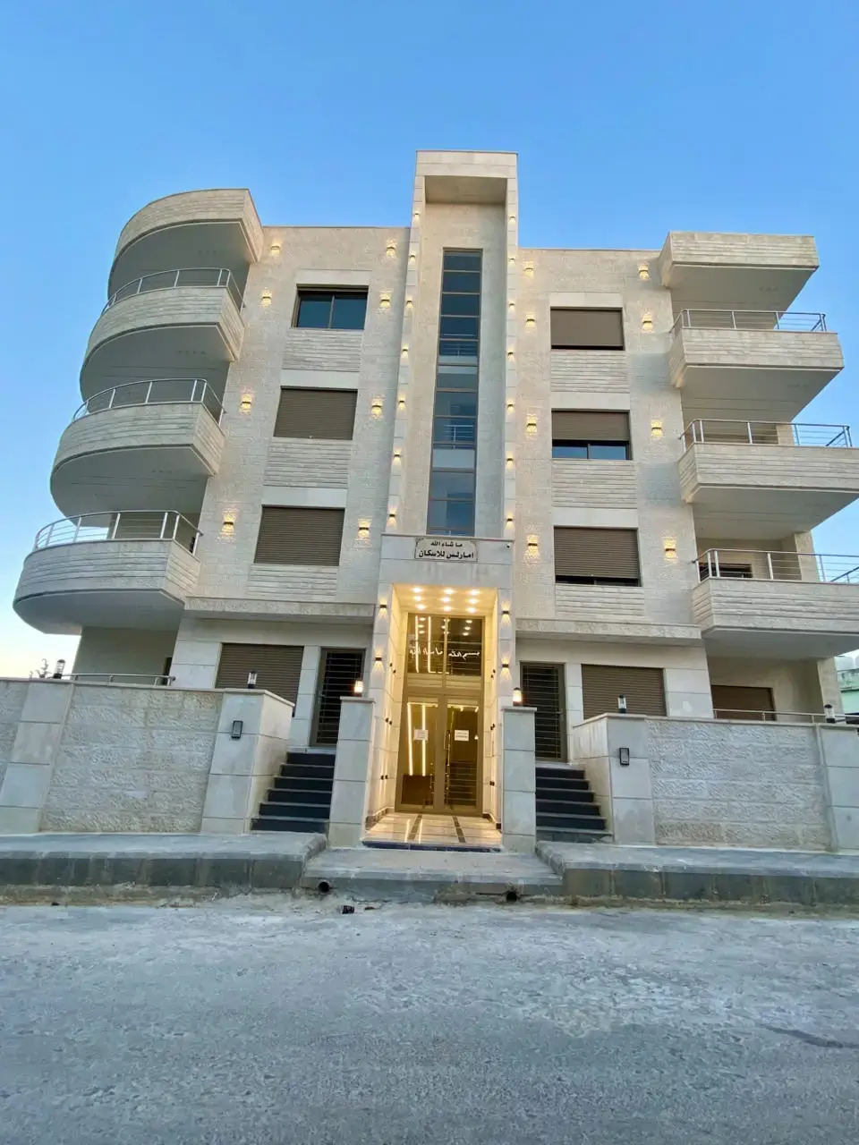 Private entrance and terrace: new 175 m² ground floor on Airport Road, Al Yadoodeh
