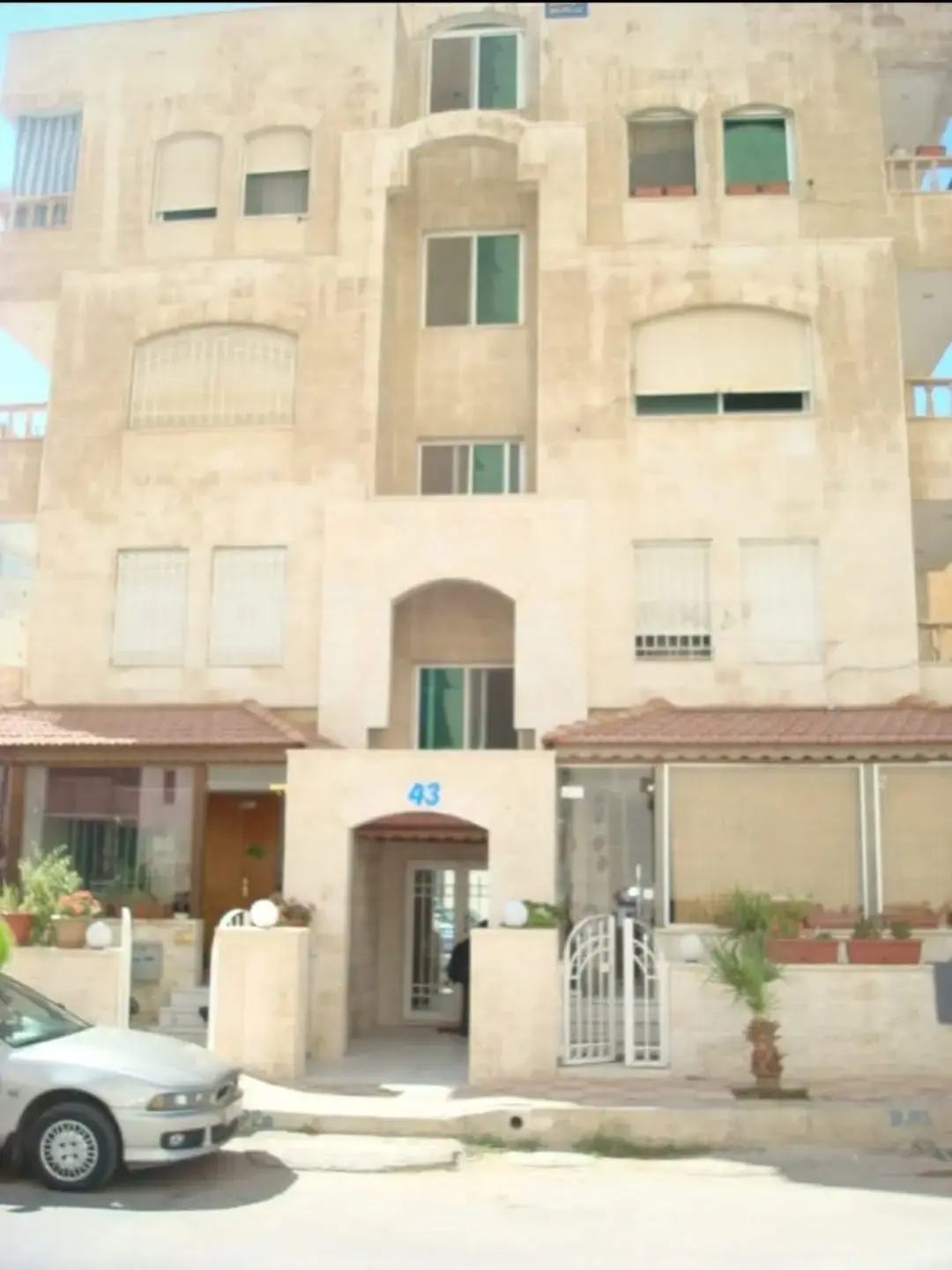 Umm Al Summaq, Al Rawabi: ground-floor flat with 150 m² private garden and terraces