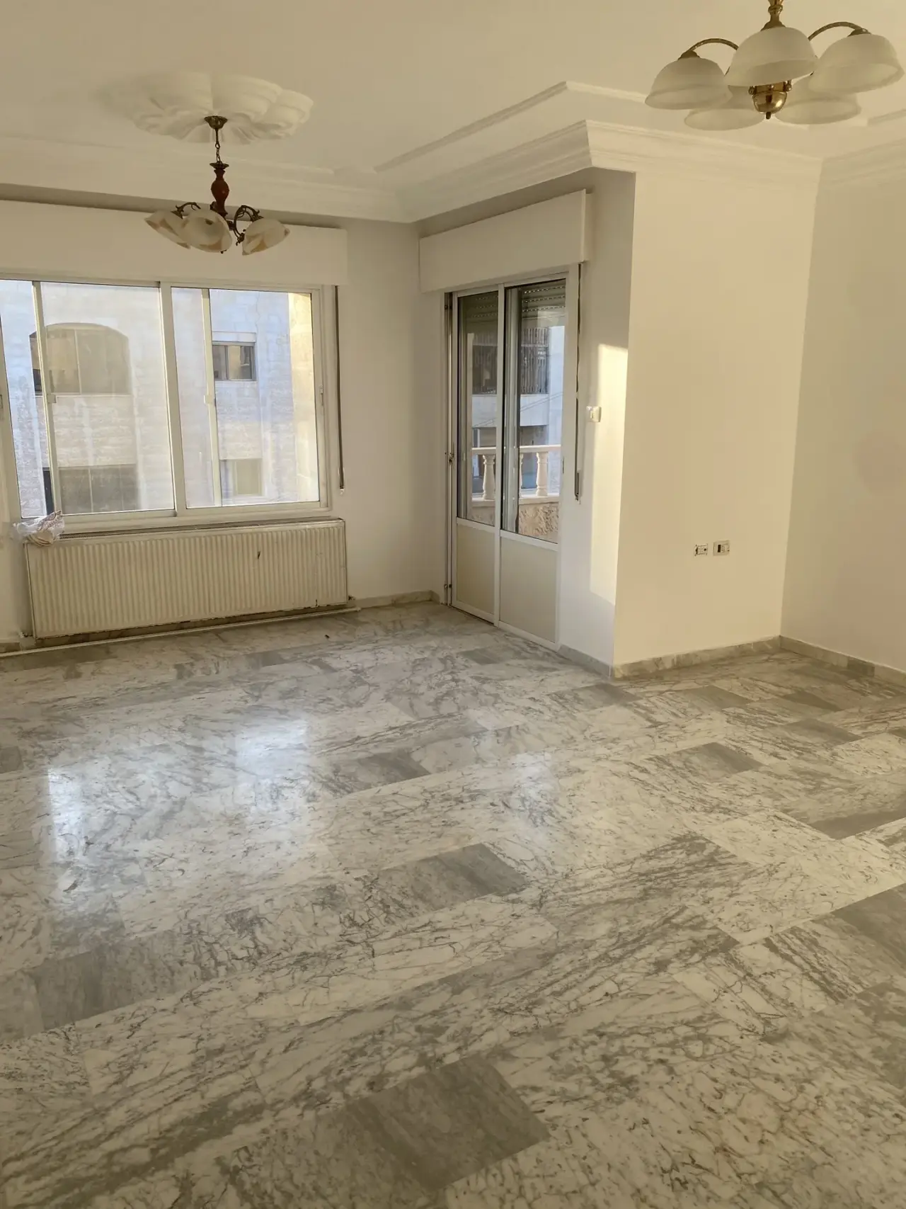 Off Medina Street in Tla' Al Ali Al Sharqi: 150 m² fourth floor with lift