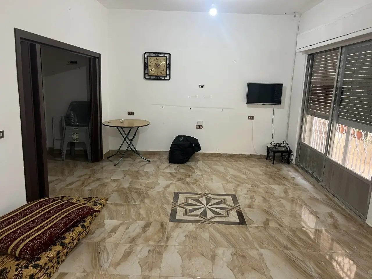 جبل الحسين، إيجار سنوي: شقة أرضية سوبر ديلوكس غرفتي نوم مع حديقة