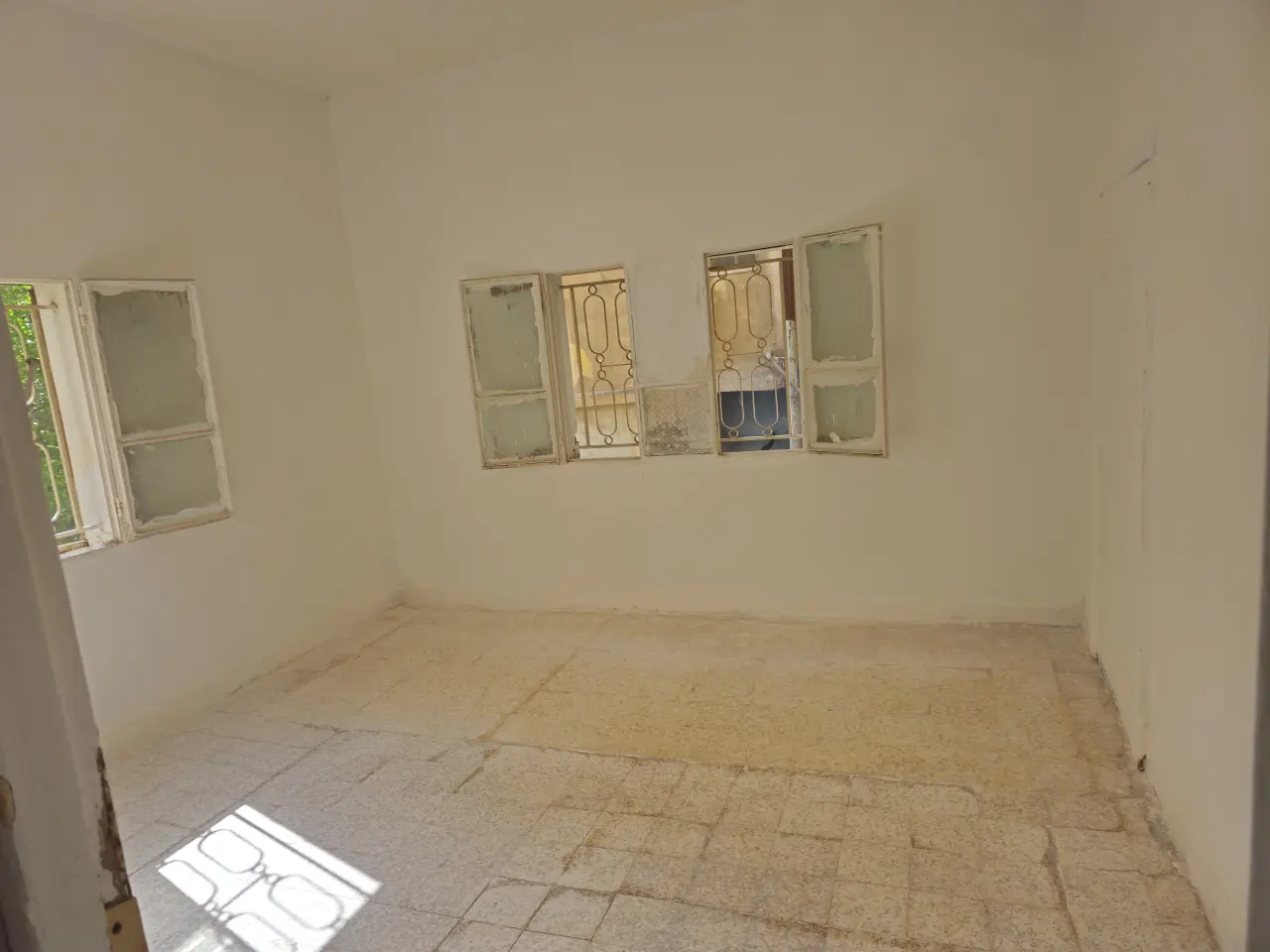 Ground-floor 2-room apartment with a large sunny garden and own entrance for rent, Jabal Al Nuzha
