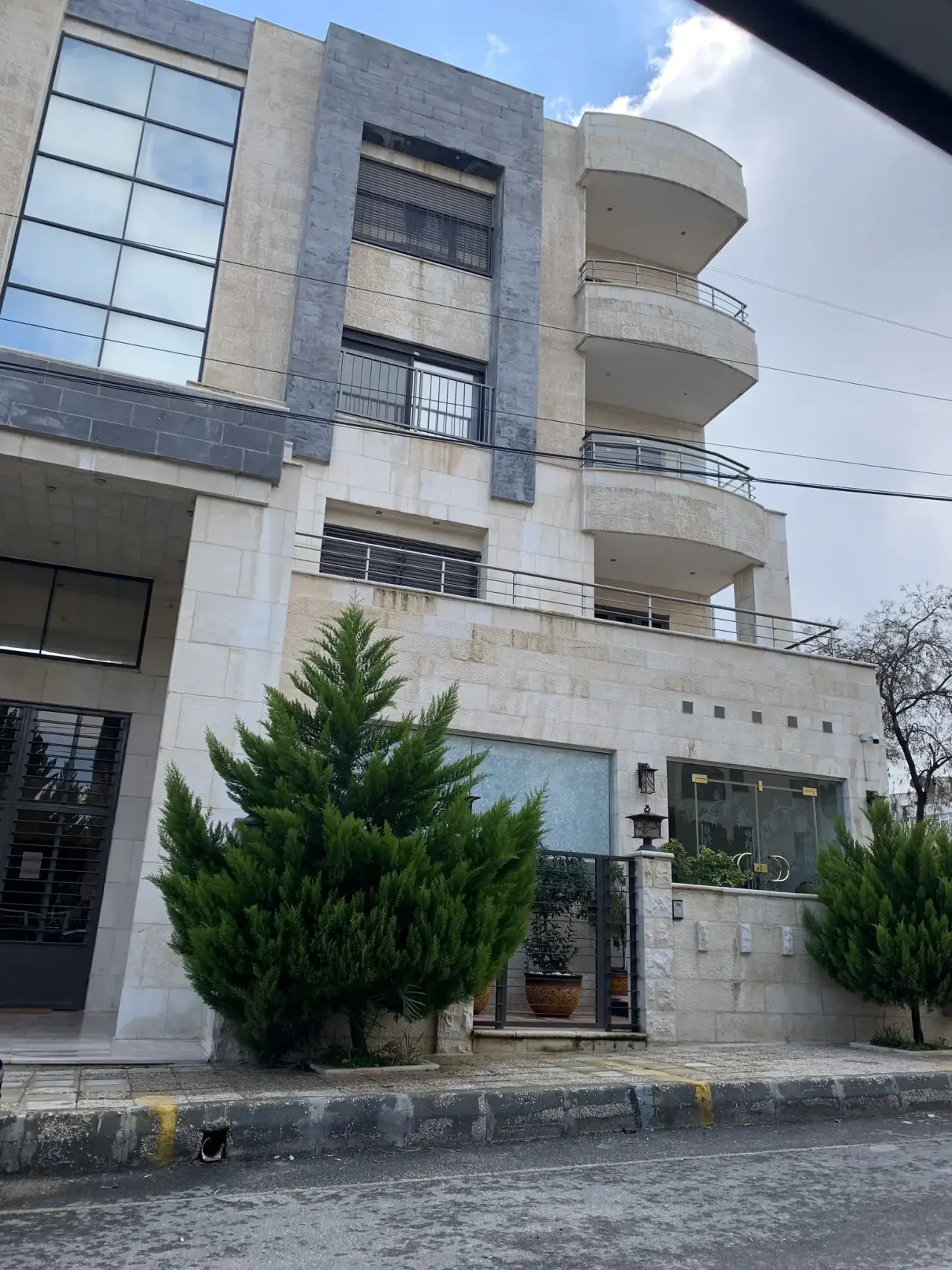 Underfloor heating in a furnished 313 m² 4-bed flat, Abdoun Al Shamali