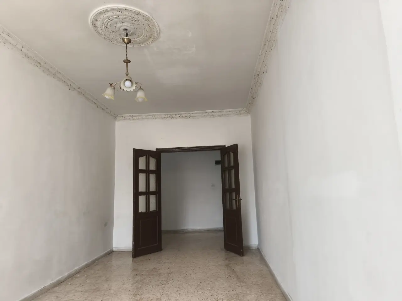 2-bedroom third-floor apartment for rent in Al Qweismeh next to Al-Durra markets