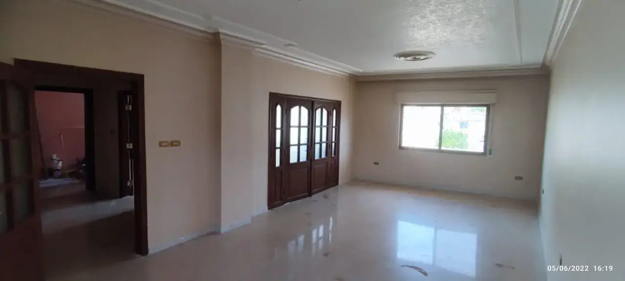 Barto Street, Al Ashrafeyeh: 150 m² top-floor 3-bedroom rental with own meters