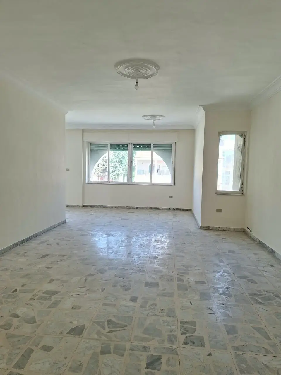 200 m² for rent in Tla' Al Ali: 3 bedrooms, lift, garage and two balconies