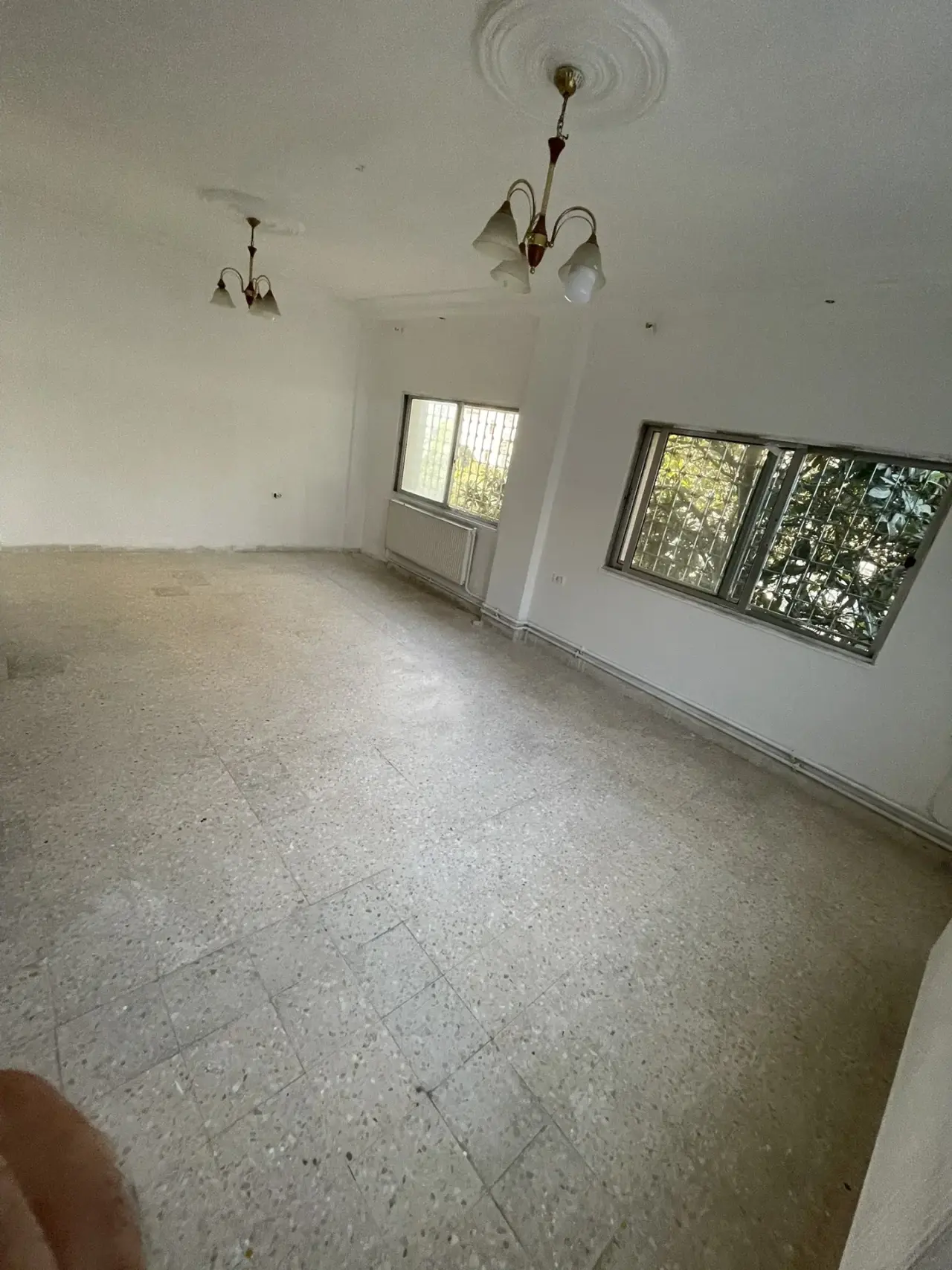 Ground-floor 3-bedroom apartment with terraces for rent behind Al-Hifaz Academy, Al Muqabalain