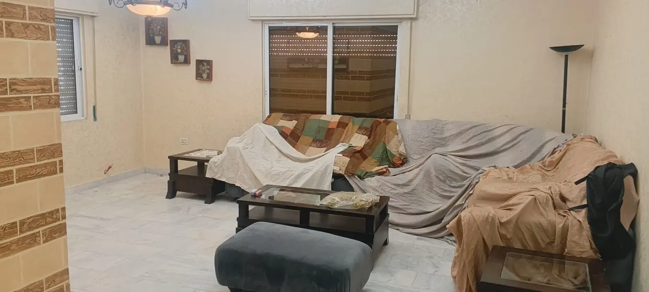 Yearly lease on a semi-furnished 3-bedroom flat in Hay Al Mansour, Jubeiha