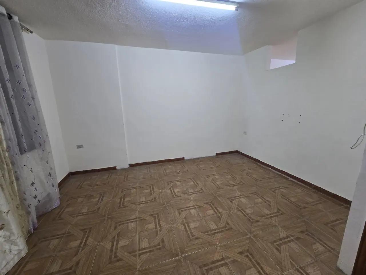 Separate meters, 2 rooms, fair rent: flat off Al Dustour St in Hay Nazzal