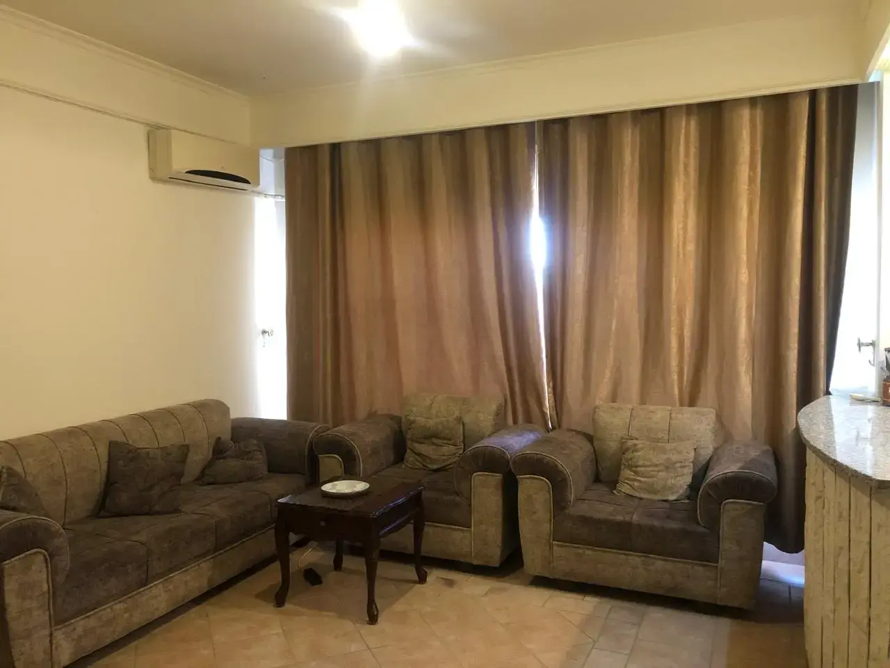 Small furnished ground-floor apartment for yearly rent opposite the Royal Automobile Club