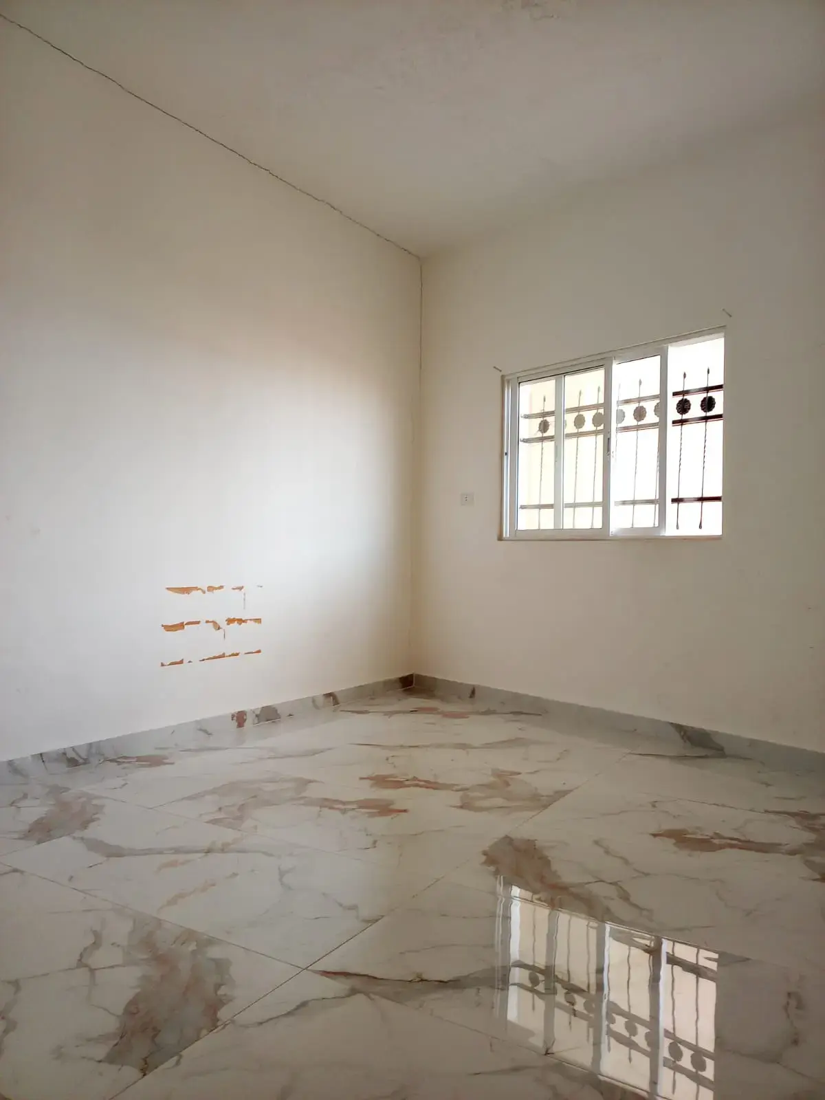 One-bedroom ground-floor apartment for rent on the street in Jabal Al Jofeh