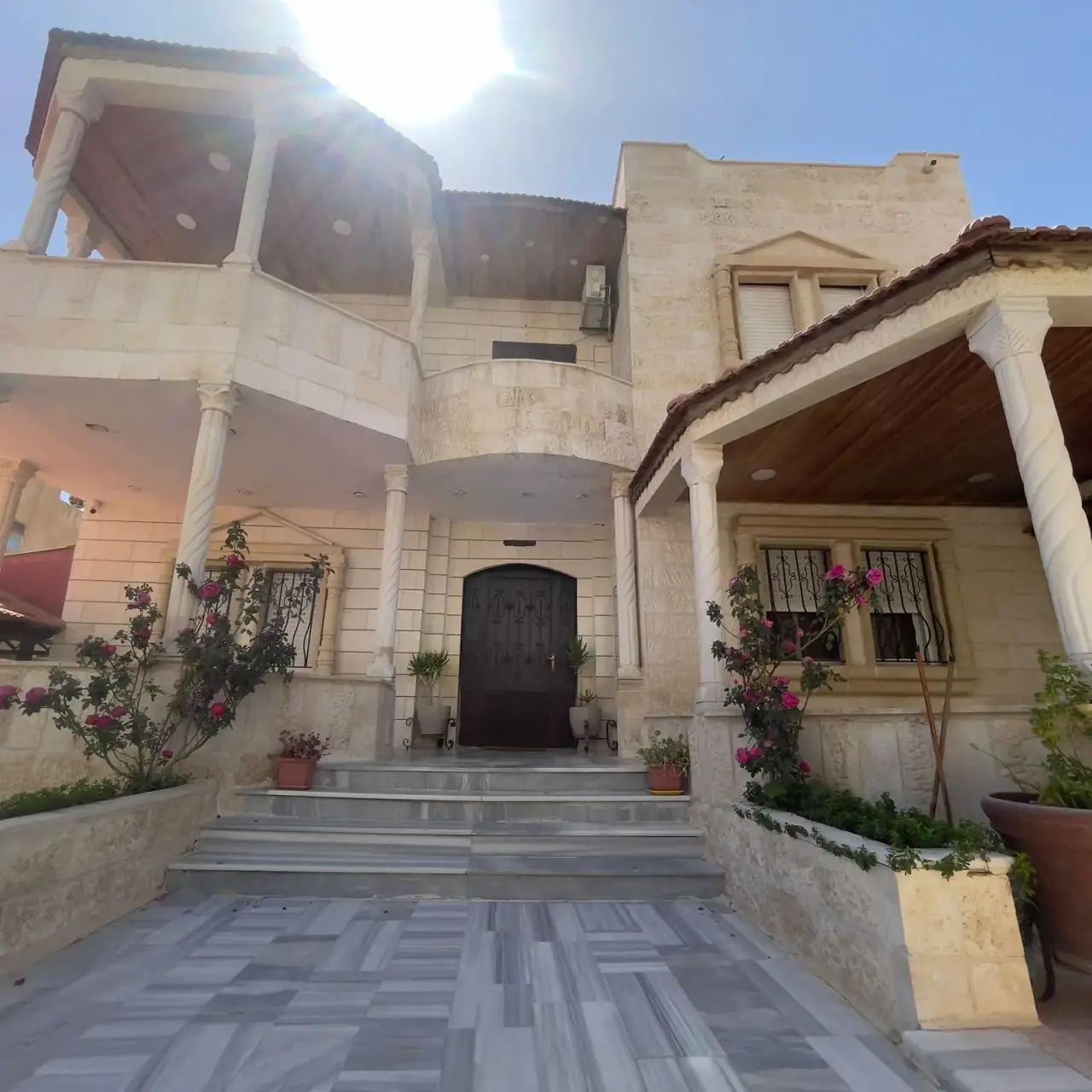 للبيع في أبو علندا فيلا دوبلكس طابقين مع مضافة منفصلة