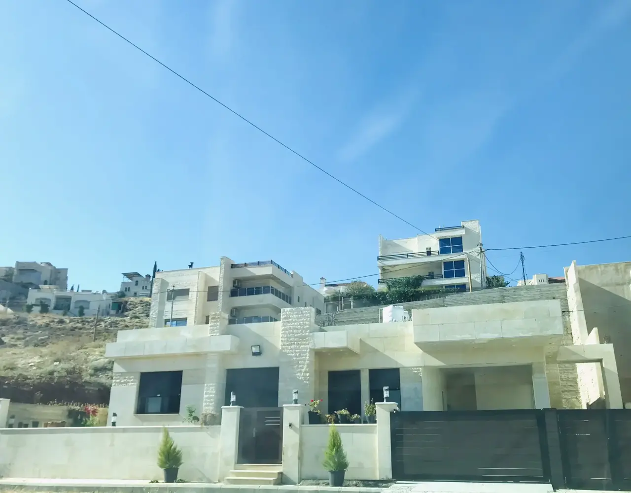 في إسكان المهندسين قرب شارع الأردن، فيلا حديثة بإطلالة جبلية